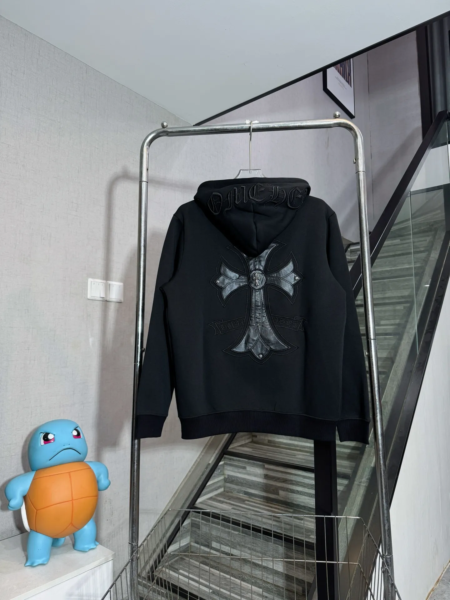 P330 model number: HE387 Chromehearts-Chrome heart embroidered leather label hooded jacket The fabric is made of 450g high-weight pure cotton composite fabric. The upper body of the fabric is smooth and three-dimensional, with a soft hand feel. The overall clothing is made of heavy embroidery + laser cutting patches + customized original Croxinliutin. The workmanship of the clothes is very heavy, and the details are well controlled. The original hardware sliders and zippers are customized, and the hat is also heavily embroidered. The overall effect is excellent. The original original label, three complete labels, large factory workmanship, Kuaishou Internet celebrity Xiaohongshu popular.  Color: Black Size: S M L XL